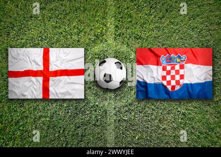 Angleterre vs Croatie drapeaux sur le terrain de football vert Banque D'Images