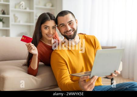 Couple avec des achats en ligne par carte de crédit Banque D'Images