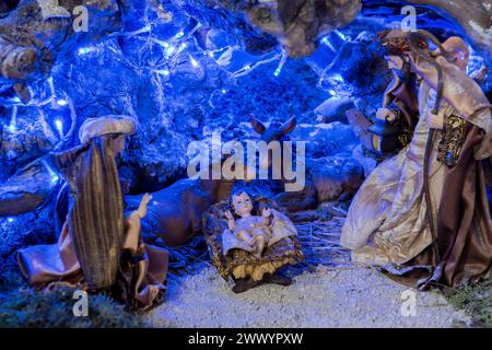 Scène de la Nativité : un tableau serein capturant l'essence de Noël, où l'espoir et l'émerveillement convergent dans une humble mangeoire sous une étoile guidante. Banque D'Images