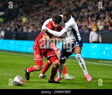 Bolton, Royaume-Uni. 26 mars 2024. Emre Erkus du Luxembourg et Samuel Iling-Junior de l'Angleterre s'affrontent pour le ballon, lors du match UEFA Euro U21 qualificatifs du Groupe F Angleterre U21 vs Luxembourg U21 au Toughsheet Community Stadium, Bolton, Royaume-Uni, le 26 mars 2024 (photo Cody Froggatt/News images) à Bolton, Royaume-Uni, le 26/03/2024. (Photo de Cody Froggatt/News images/Sipa USA) crédit : Sipa USA/Alamy Live News Banque D'Images