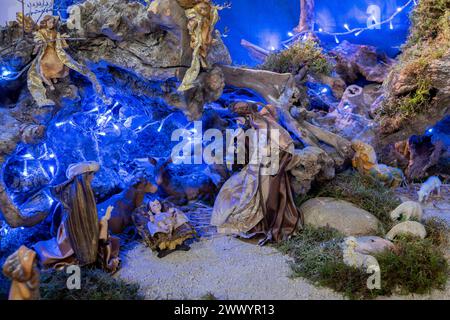 Scène de la Nativité : un tableau serein capturant l'essence de Noël, où l'espoir et l'émerveillement convergent dans une humble mangeoire sous une étoile guidante. Banque D'Images