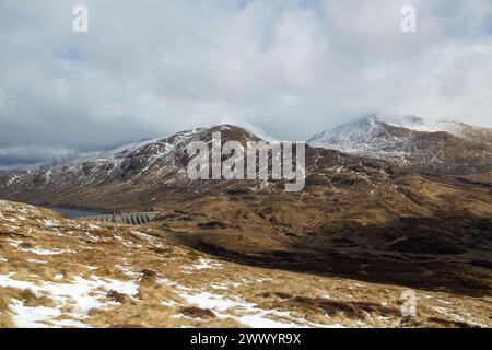 Lawers Dam et Lochan na Lairige avec Beinn Ghlas et Ben Lawers en arrière-plan Banque D'Images