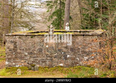 Personnages sculptés en pierre sur le dessus du Clan Clan MacNab cimetière est sur l'île 'Innis Bhuidhe' dans le village Perthshire de Killin. Banque D'Images