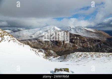 Beinn Ghlas et Ben Lawers vus depuis l'ascension de Meall nan Tarmachan Banque D'Images