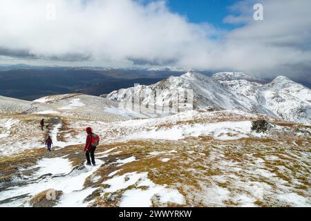 Marcheurs quittant le sommet de Meall nan Tarmachan et se dirigeant vers Meall Garbh sur la crête de Tarmachan Banque D'Images