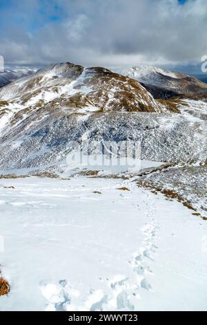 Regardant vers le Munro Meall nan Tarmachan de Meall Garbh avec ben Lawers derrière un jour d'hiver sur la crête de Tarmachan Banque D'Images