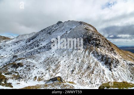 Sur le sommet de Beinn nan Eachan regardant vers Meall Garbh un pic a grimpé dans le cadre de la crête de Tarmachan. Banque D'Images