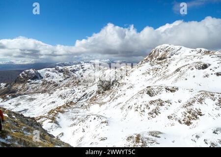 En regardant vers Beinn nan Eachan (à droite) et Creag na Caillich, les pics grimpent dans le cadre de la crête de Tarmachan Banque D'Images