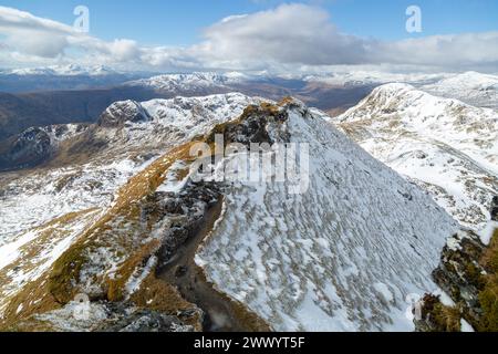 La crête étroite juste au-delà du sommet rocheux de Meall Garbh avec Beinn nan Eachan sur la droite toute la partie de la crête de Tarmachan Banque D'Images