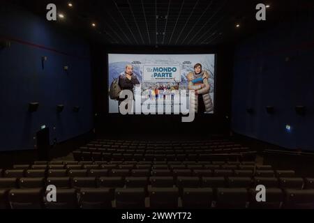 News - Virginia Raffaele et Antonio Albanese se réunissant dans le théâtre avec des fans pour la sortie du film Un monde entier ouvert l'affiche du film projetée dans le théâtre pendant Virginia Raffaele et Antonio Albanese se réunissant dans le théâtre avec des fans pour la sortie du film Un monde grand ouvert , nouvelles à Milan, Italie, mars 25 2024 Milano UCI Cinemas di Bicocca Village - Sesto San Giovanni Italie Copyright : xLucaxMichelix/xLiveMediax LPN 1289288 Banque D'Images