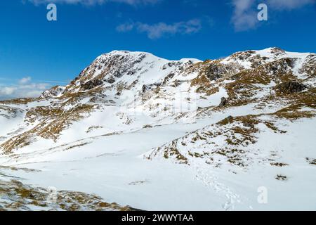 Debout sur Meall Garbh regardant vers Beinn nan Eachan un pic a grimpé dans le cadre de la crête de Tarmachan Banque D'Images