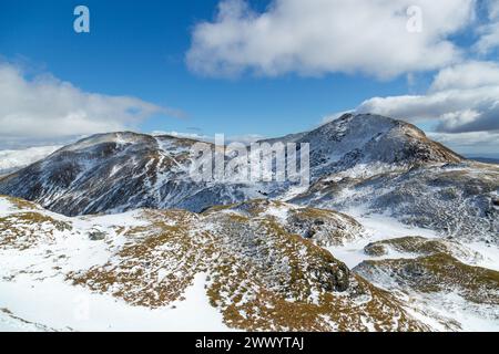 Au sommet de Beinn nan Eachan en regardant vers Meall Garbh & Meall nan Tarmachan (à gauche) et la crête de Tarmachan. Banque D'Images