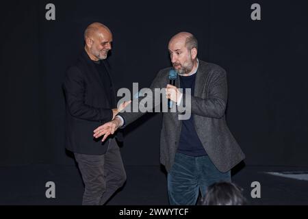 News - Virginia Raffaele et Antonio Albanese se réunissent dans le théâtre avec des fans pour la sortie du film Un Antonio Albanese ouvert dans le monde entier. Riccardo Milani e Virginia Raffaele lors de Virginia Raffaele et Antonio Albanese rencontre dans le théâtre avec des fans pour la sortie du film A World Wide Open , nouvelles à Milan, Italie, mars 25 2024 Milano UCI Cinemas di Bicocca Village - Sesto San Giovanni Italie Copyright : xLucaxMichelix/xLiveMediax LPN 1289295 Banque D'Images