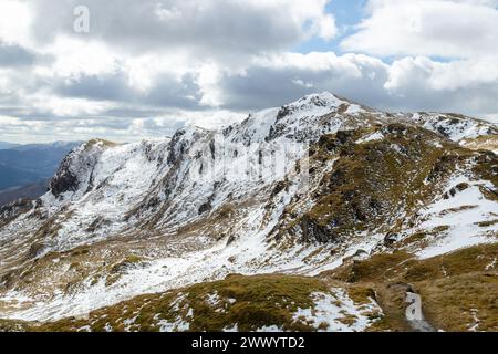 En regardant vers la crête de Creag na Caillich, un sommet a grimpé dans le cadre de la crête de Tarmachan Banque D'Images