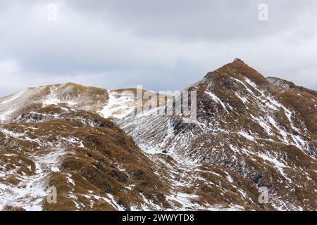 Debout sur Creag na Caillich regardant vers le sommet des montagnes Meall Garbh et Meall nan Tarmachan (à gauche) qui font partie de la crête de Tarmachan Banque D'Images