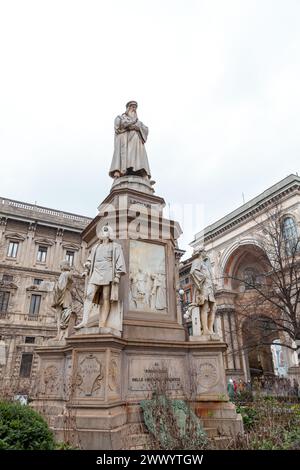 Milan, Italie - 30 mars 2022 : statue en marbre et granit de Léonard de Vinci, le légendaire peintre et inventeur italien et ses 4 étudiants, réalisée en 1 Banque D'Images