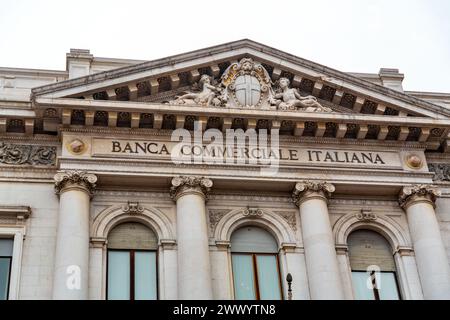 Milan, Italie - 30 mars 2022 : Piazza della Scala est une place centrale piétonne de Milan, en Italie, reliée à la place principale de la ville. Banque D'Images