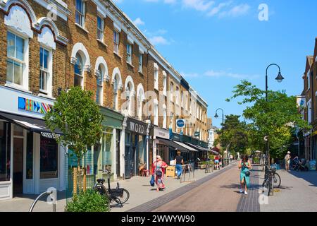 Orford Road, Walthamstow Village, Londres Royaume-Uni, avec des magasins et des piétons, en été Banque D'Images