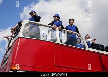 Londres, Royaume-Uni. 24 mars 2024. Les gens, dans un bus, célèbrent le festival annuel de Pourim à Stamford Hill, au nord de Londres. La fête de Pourim est célébrée par la communauté juive du monde entier, en commémorant, lorsque le peuple juif a été sauvé de Haman. C'est un joyeux festival annuel où les enfants s'habillent de costumes de fantaisie, les amis et la famille, se régalent, se réjouissent et échangent de la nourriture. (Photo Steve Taylor/SOPA images/SIPA USA) crédit : SIPA USA/Alamy Live News Banque D'Images