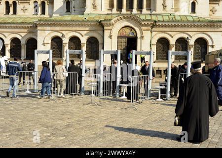 Point de contrôle de sécurité avec détecteurs de métaux à passage direct au équipé Cathédrale Alexandre Nevski pour les funérailles du patriarche Néophyte, Sofia Bulgarie Banque D'Images