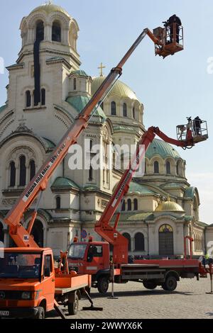 Camions à seaux avec cameramen à obtention Cathédrale Alexandre Nevski pour la couverture en direct des funérailles du patriarche Néophyte à Sofia, Bulgarie mars 2024 Banque D'Images