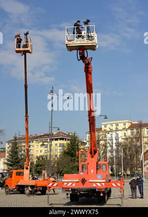 Camions à seaux Ruthmann avec cameramen chez équipés Cathédrale Alexander Nevsky pour la couverture en direct des funérailles du patriarche Néophyte à Sofia, Bulgarie Banque D'Images