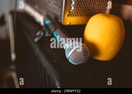 Microphone placé au-dessus d'un amplificateur Banque D'Images