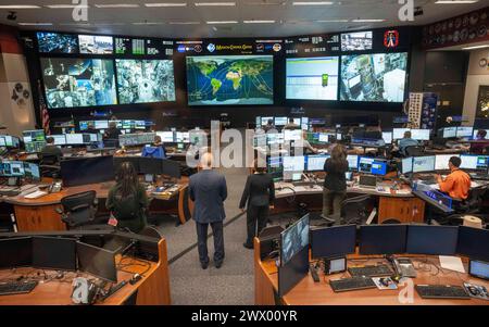 Houston Texas USA, 26 mars 2024 : vue d'ensemble du Centre de contrôle de mission du Johnson Space Center, où les spécialistes du contrôle de vol de la NASA surveillent en permanence la Station spatiale internationale en orbite autour de la Terre. Crédit : Bob Daemmrich/Alamy Live News Banque D'Images