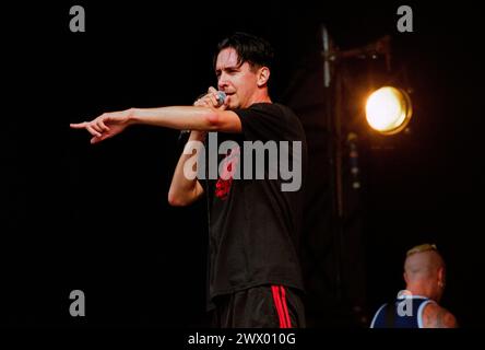 LOU KOLLER, SICK OF IT ALL, CONCERT, 1999 : un jeune Lou Koller du groupe punk hardcore Sick of It All jouant sur la scène principale du Reading Festival, Reading, Royaume-Uni, le 29 août 1999. Photo : Rob Watkins. INFO : Sick of It All, un groupe de hardcore New-yorkais formé en 1986, incarne l'esprit du punk avec leur son agressif et leurs paroles socialement conscientes. Leur énergie implacable et leur dévouement inébranlable à la scène hardcore ont inspiré des générations de fans dans le monde entier Banque D'Images