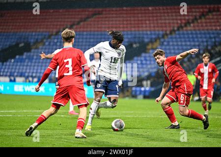 Bolton, Royaume-Uni. 26 mars 2024. Noni Madueke d'Angleterre se lance dans le ballon, lors du match UEFA Euro U21 qualificatifs du Groupe F Angleterre U21 vs Luxembourg U21 au Toughsheet Community Stadium, Bolton, Royaume-Uni, le 26 mars 2024 (photo de Cody Froggatt/News images) à Bolton, Royaume-Uni le 26/03/2024. (Photo de Cody Froggatt/News images/Sipa USA) crédit : Sipa USA/Alamy Live News Banque D'Images