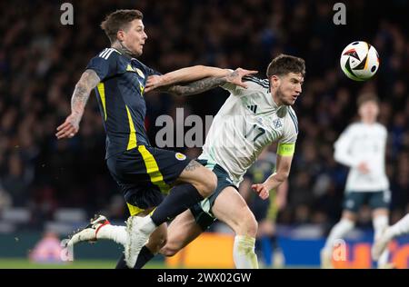 Glasgow, Royaume-Uni. 26 mars 2024. Lyndon Dykes d'Écosse et Paddy McNair d'Irlande du Nord lors du match amical international à Hampden Park, Glasgow. Le crédit photo devrait se lire : Neil Hanna/Sportimage crédit : Sportimage Ltd/Alamy Live News Banque D'Images