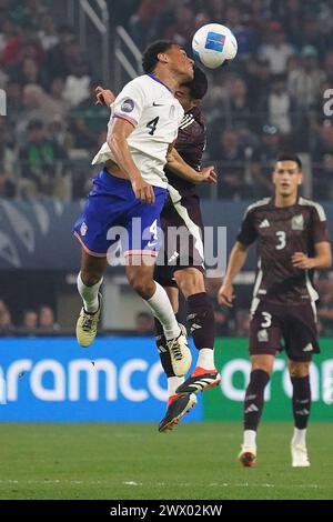 Arlington, États-Unis. 24 mars 2024. 24 mars 2024, Arlington, Texas : le milieu de terrain américain Tyler Adams va pour la tête lors de la finale de la Ligue des Nations de la CONCACAF jouée au AT&T Stadium. Le 24 mars 2024, Arlington, Texas. Les États-Unis ont remporté le Mexique la finale 2-0. (Photo de Javier Vicencio/Eyepix Group/SIPA USA) crédit : SIPA USA/Alamy Live News Banque D'Images