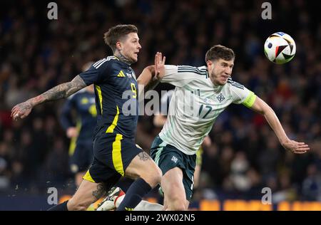 Glasgow, Royaume-Uni. 26 mars 2024. Lyndon Dykes d'Écosse et Paddy McNair d'Irlande du Nord lors du match amical international à Hampden Park, Glasgow. Le crédit photo devrait se lire : Neil Hanna/Sportimage crédit : Sportimage Ltd/Alamy Live News Banque D'Images