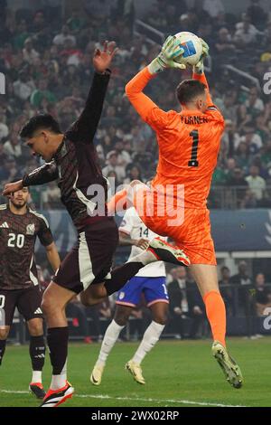 Arlington, États-Unis. 24 mars 2024. 24 mars 2024, Arlington, Texas, : le gardien de but américain Matt Turner attrape le ballon lors de la finale de la Ligue des Nations de la CONCACAF jouée au AT&T Stadium. Le 24 mars 2024, Arlington, Texas. Les États-Unis ont remporté le Mexique la finale 2-0. (Photo de Javier Vicencio/Eyepix Group/SIPA USA) crédit : SIPA USA/Alamy Live News Banque D'Images