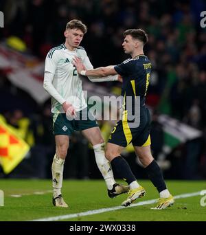 L'écossais Kieran Tierney repousse l'irlandais Conor Bradley (à gauche) lors d'un match amical international à Hampden Park, Glasgow. Date de la photo : mardi 26 mars 2024. Banque D'Images