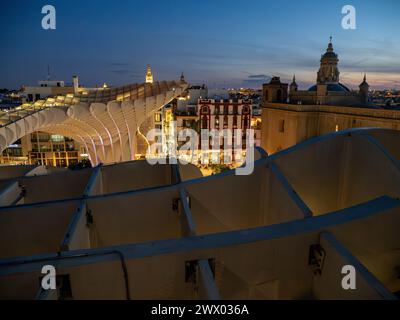 Setas de Sevilla, de nuit. Las Setas, Metropol Parasol, grande structure principalement en bois située sur la place la Encarnación à Séville, Espagne. Banque D'Images