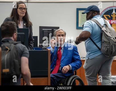 Houston, Texas, États-Unis. 26 mars 2024. Le gouverneur du Texas, GREG ABBOTT, parle lors d'une liaison radio avec les astronautes de la Station spatiale internationale en orbite autour de la Terre alors qu'il visite le contrôle de mission à Houston le 26 mars 2024. (Crédit image : © Bob Daemmrich/ZUMA Press Wire) USAGE ÉDITORIAL SEULEMENT! Non destiné à UN USAGE commercial ! Banque D'Images