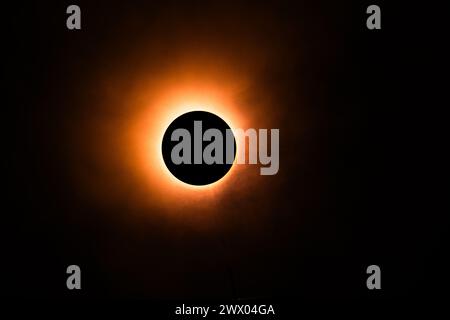 Eclipse images de loisirs réalisées dans un studio en utilisant une lumière vive et un bouchon rond avec un peu de spray atmosphérique pour, eh bien, l'atmosphère. Banque D'Images