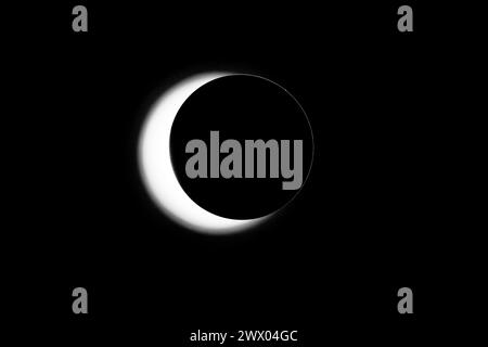 Eclipse images de loisirs réalisées dans un studio en utilisant une lumière vive et un bouchon rond avec un peu de spray atmosphérique pour, eh bien, l'atmosphère. Banque D'Images