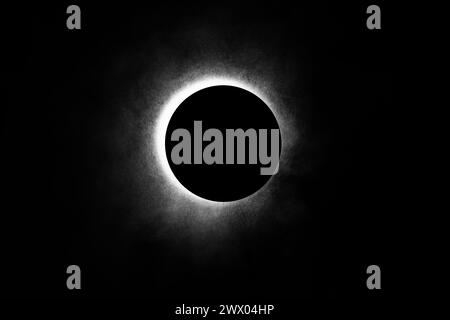 Eclipse images de loisirs réalisées dans un studio en utilisant une lumière vive et un bouchon rond avec un peu de spray atmosphérique pour, eh bien, l'atmosphère. Banque D'Images