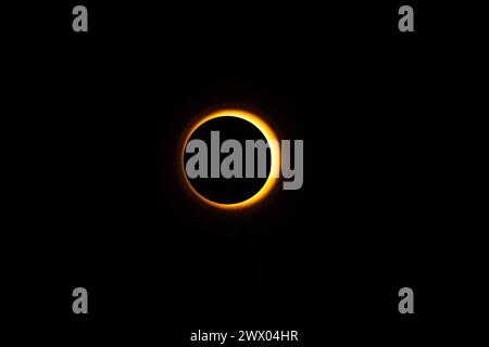 Eclipse images de loisirs réalisées dans un studio en utilisant une lumière vive et un bouchon rond avec un peu de spray atmosphérique pour, eh bien, l'atmosphère. Banque D'Images