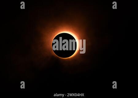 Eclipse images de loisirs réalisées dans un studio en utilisant une lumière vive et un bouchon rond avec un peu de spray atmosphérique pour, eh bien, l'atmosphère. Banque D'Images