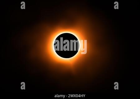 Eclipse images de loisirs réalisées dans un studio en utilisant une lumière vive et un bouchon rond avec un peu de spray atmosphérique pour, eh bien, l'atmosphère. Banque D'Images