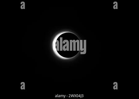 Eclipse images de loisirs réalisées dans un studio en utilisant une lumière vive et un bouchon rond avec un peu de spray atmosphérique pour, eh bien, l'atmosphère. Banque D'Images