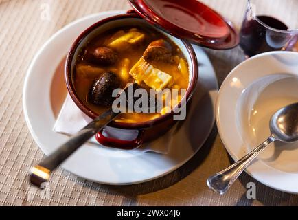 Il y a un plat traditionnel espagnol sur la table - Fabada Asturian en pot Banque D'Images