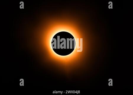 Eclipse images de loisirs réalisées dans un studio en utilisant une lumière vive et un bouchon rond avec un peu de spray atmosphérique pour, eh bien, l'atmosphère. Banque D'Images