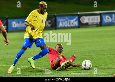 CHAMBLY, FRANCE - MARS 25 ; Bayhano Aubyang du Gabon et Cango Defenders lors du match amical international de la FIFA entre le Gabon et le Congo au stade Banque D'Images