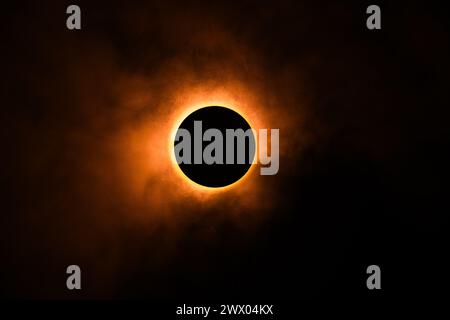 Eclipse images de loisirs réalisées dans un studio en utilisant une lumière vive et un bouchon rond avec un peu de spray atmosphérique pour, eh bien, l'atmosphère. Banque D'Images