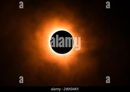 Eclipse images de loisirs réalisées dans un studio en utilisant une lumière vive et un bouchon rond avec un peu de spray atmosphérique pour, eh bien, l'atmosphère. Banque D'Images