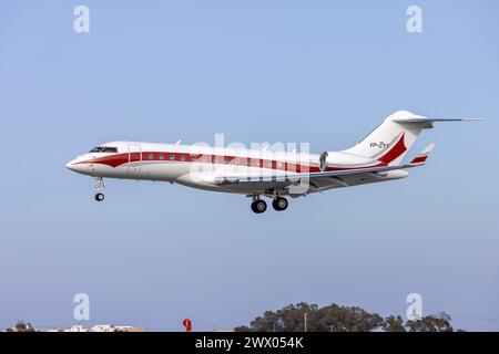 Gama Cayman Bombardier Global Express XRS (BD-700-1A10) (REG : VP-CYT) atterrissant par un après-midi ensoleillé. Banque D'Images